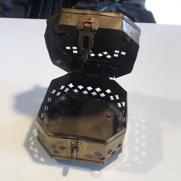 Set of small vintage punched brass items - Picture 6 of 9